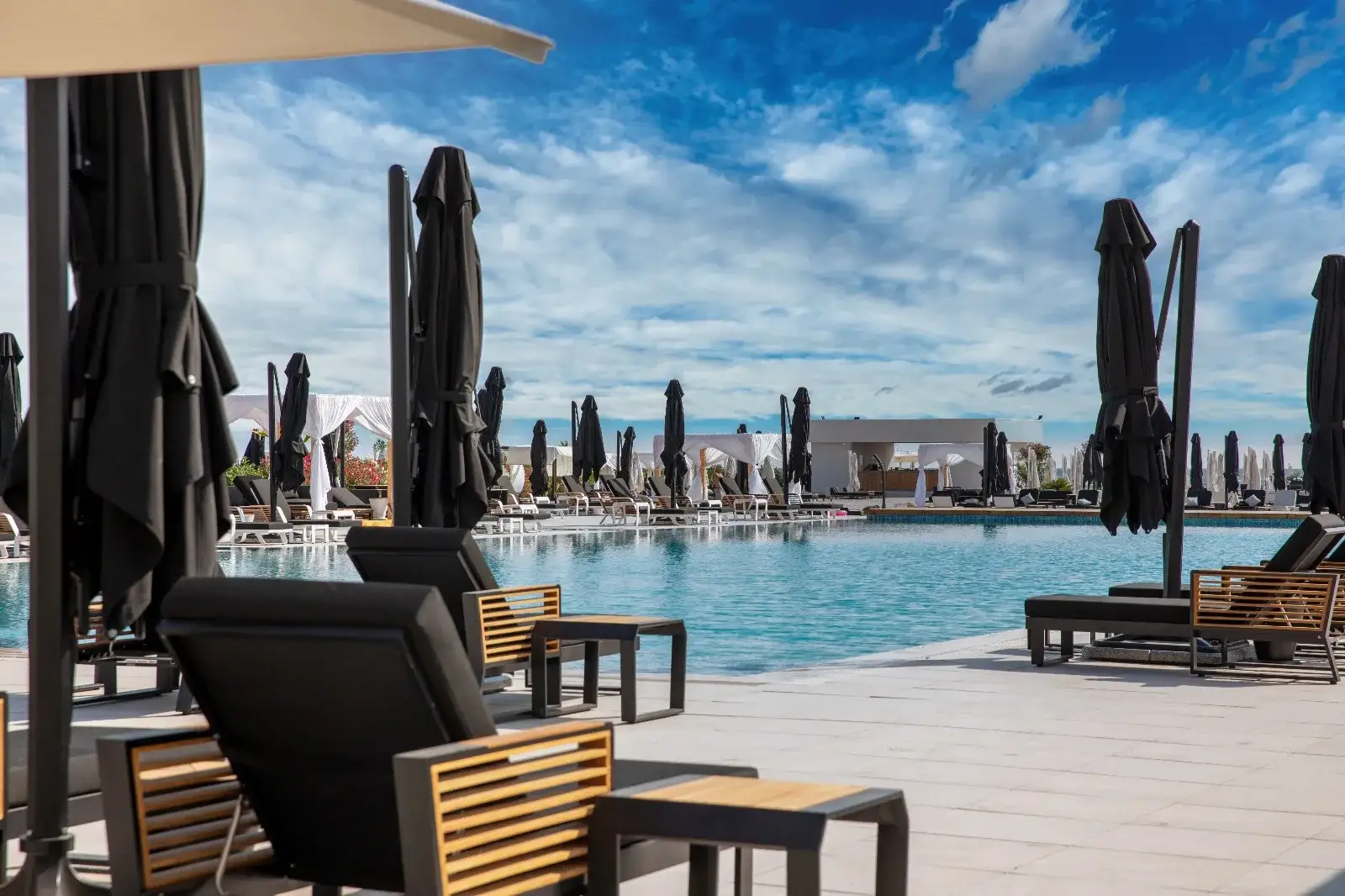 Piscină exterioară Eleven Angels din Mamaia, cu terasă largă și apă albastră