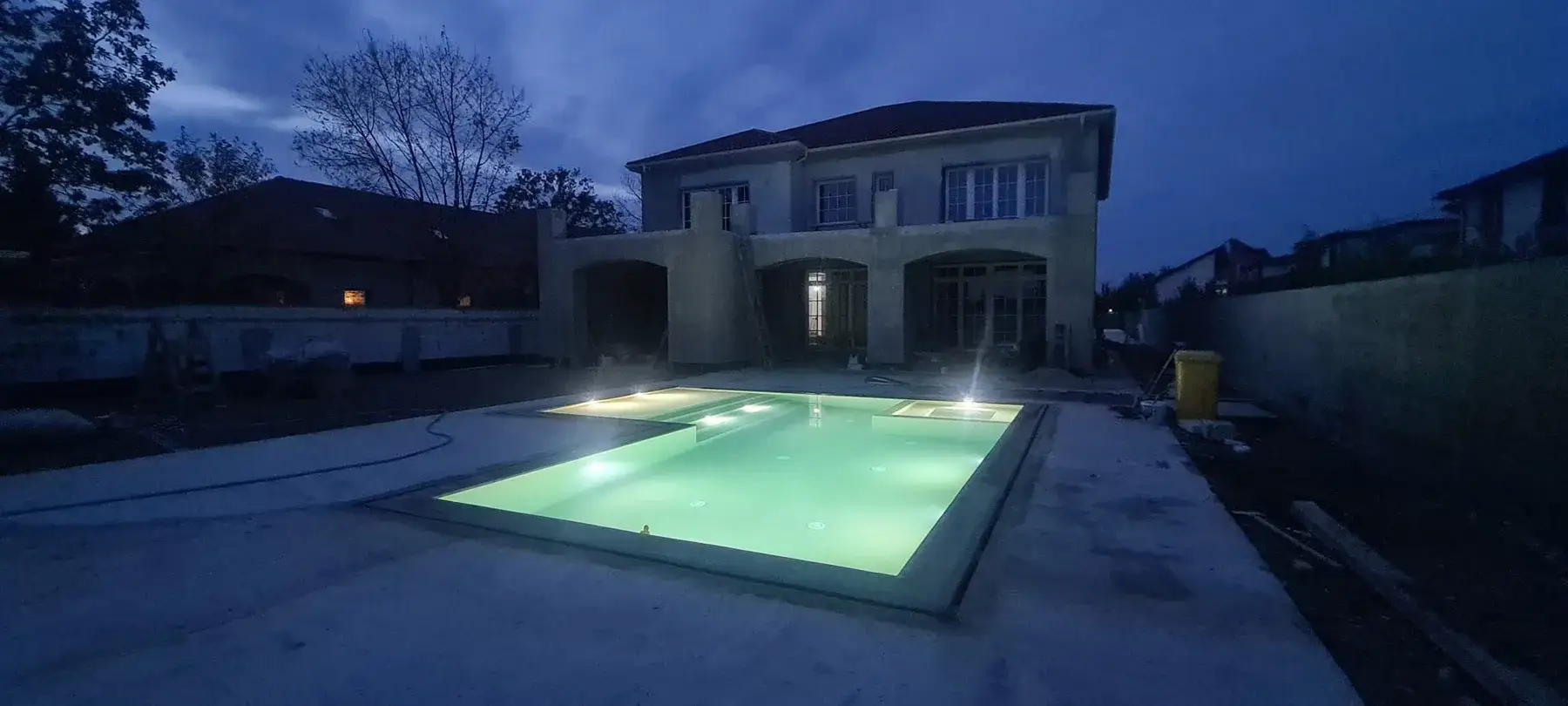 Piscină privată din Domnești, cu bazin dreptunghiular și curte amenajată